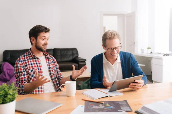 Gülümseyen yakışıklı gri saçlı adam