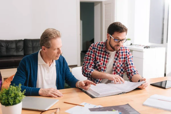 Onun işlerine konsantre ciddi sorumlu adam