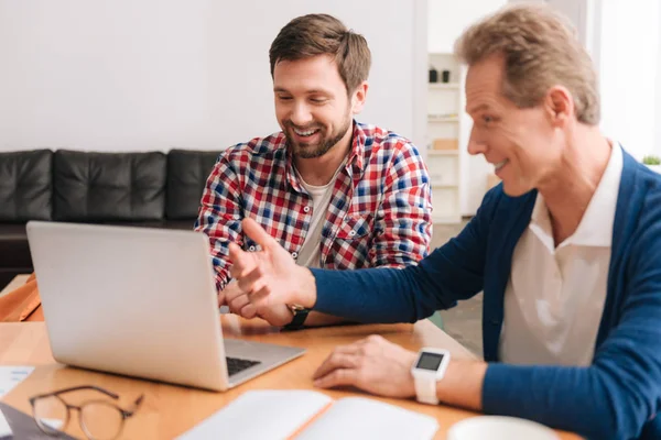 Bons homens positivos usando um laptop — Fotografia de Stock