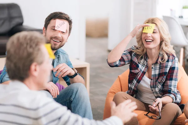 Mujer alegre positiva disfrutando del tiempo con sus colegas — Foto de Stock