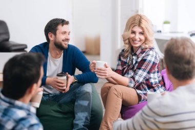 Bir bardak tutan çekici genç kadın