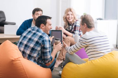 Neşeli yakışıklı bir tablet holding