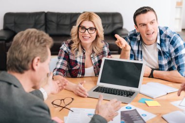 Modern yenilikçi laptop ayakta masaya