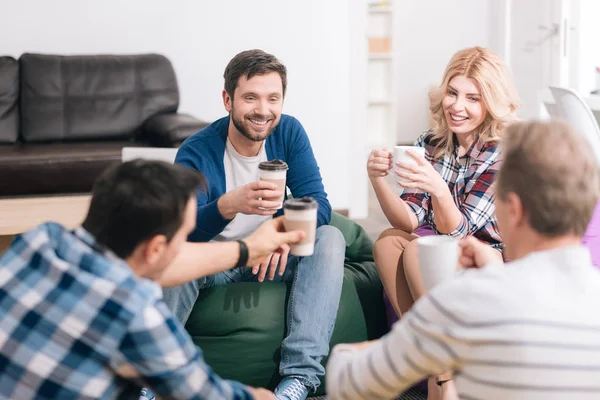 Gente piacevole gioiosa che prende una pausa caffè — Foto Stock