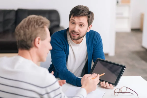 Schöner bärtiger Mann mit Tablette — Stockfoto