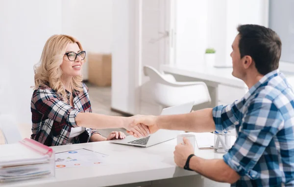 Bella donna che stringe la mano al suo collega — Foto Stock