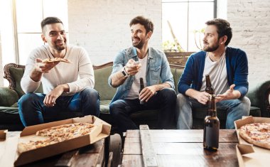 Gülümseyen yakışıklı bir dilim pizza holding