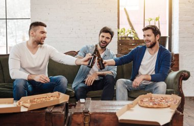 Birayla tezahürat güzel mutlu arkadaşlar