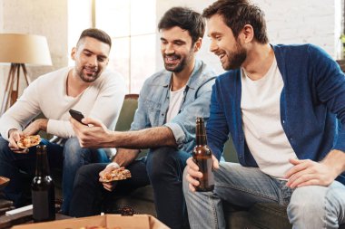 Onun smartphone holding neşeli esmer adam