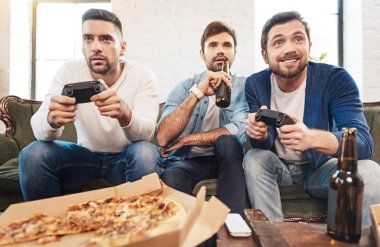 Hoş esmer adam elinde bir şişe bira