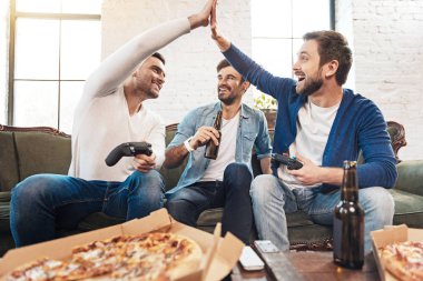 Çak bir beşlik veren olumlu erkek arkadaşlar