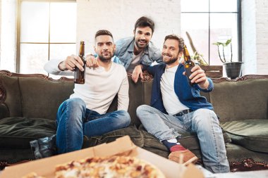 Mutlu sakallı adam arkadaşları sarılma