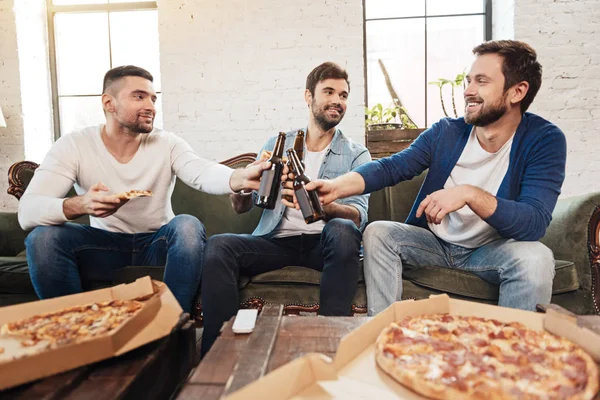 Deliciosos hombres agradables bebiendo cerveza —  Fotos de Stock