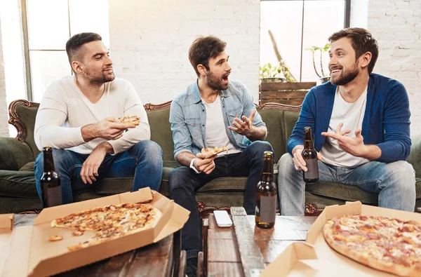 Simpáticos homens felizes tendo uma conversa — Fotografia de Stock