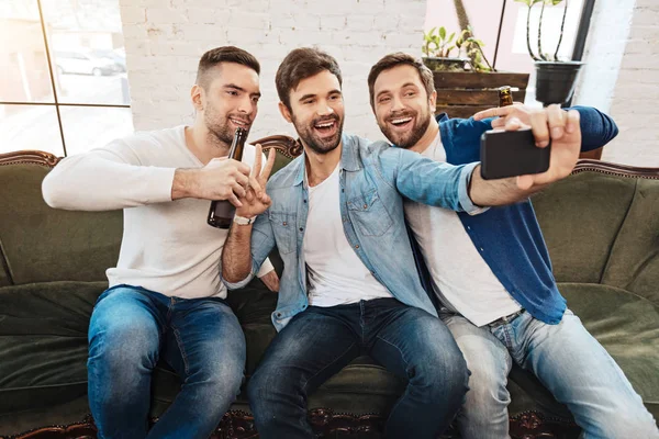 Boldog férfi meg, figyelembe véve a selfie — Stock Fotó