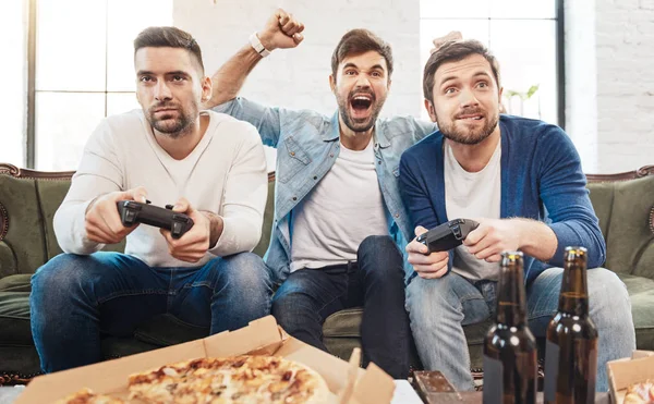 Schön gut aussehende Männer spielen Videospiele — Stockfoto