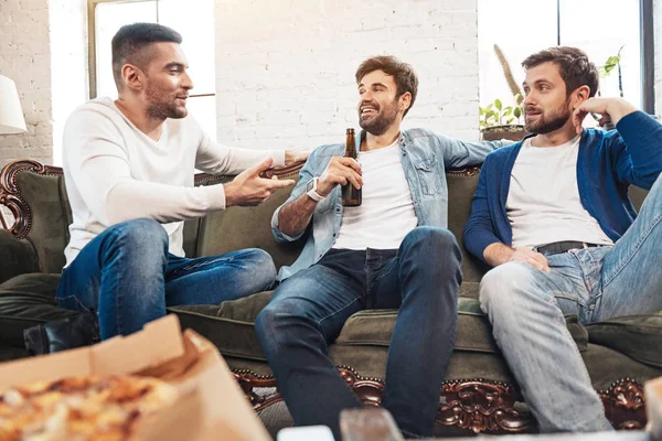 Hombres alegres y positivos escuchando a su amigo —  Fotos de Stock