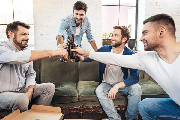 Homens positivos alegres batendo garrafas — Fotografia de Stock