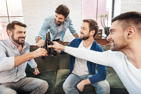 Восхитительные позитивные мужчины, наслаждающиеся пивом — стоковое фото