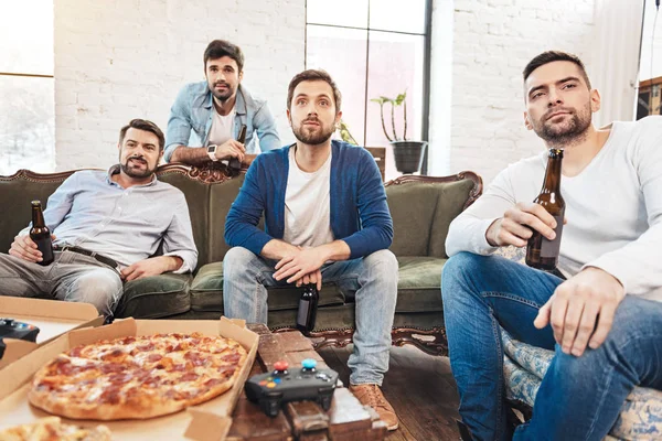 Guapos hombres reflexivos viendo la televisión — Foto de Stock