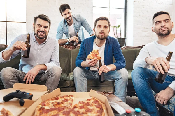 Hombre serio y concentrado sosteniendo una rebanada de pizza —  Fotos de Stock