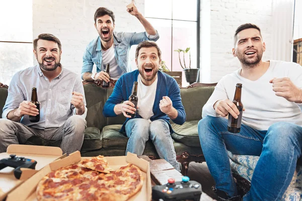 Simpáticos homens felizes apoiando sua equipe de futebol — Fotografia de Stock