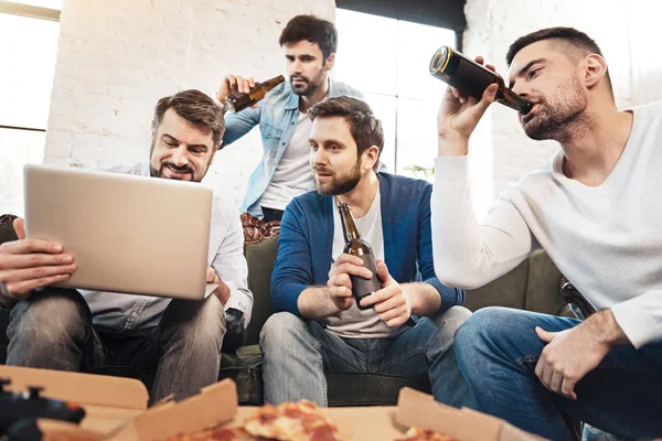 Handsome brutal man taking a sip of beer — Stock Photo, Image