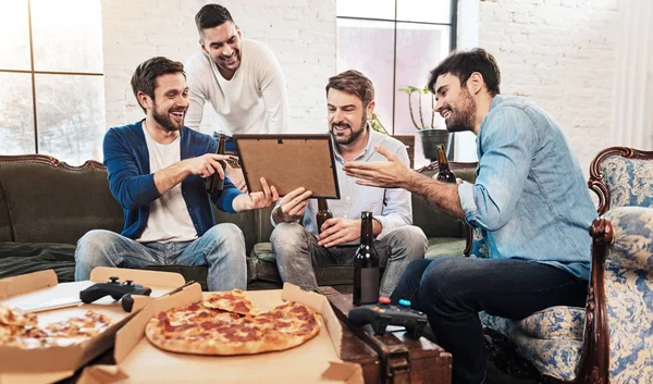 Hombres guapos y agradables discutiendo una foto —  Fotos de Stock