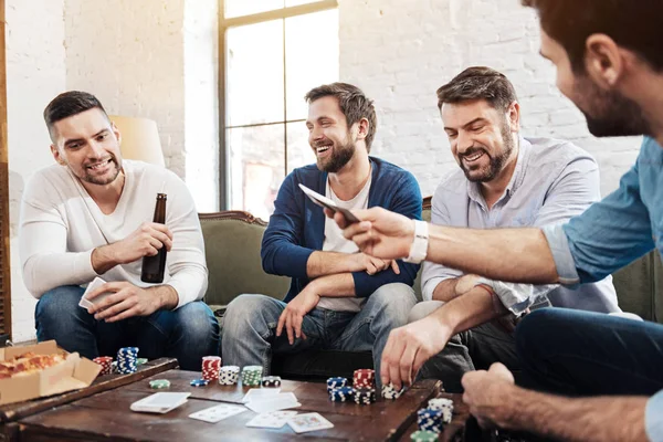Allegro uomini piacevoli che giocano il gioco del poker — Foto Stock