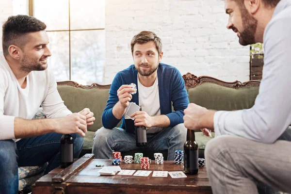 Aardige gezellige man houden van chips — Stockfoto