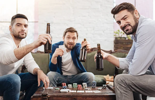 Knappe brute mannen hun flessen bier verhogen — Stockfoto
