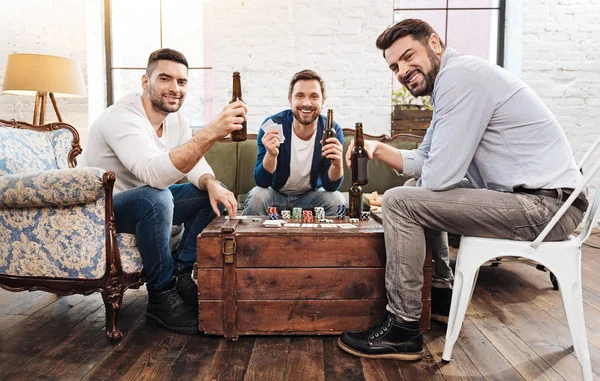 Alegre homens positivos jogando jogos de cartas — Fotografia de Stock