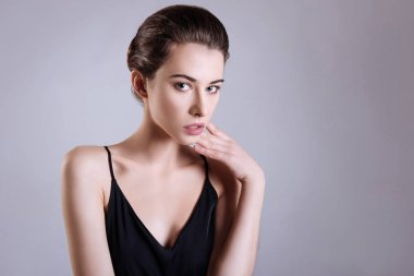Çarpıcı modeli profesyonel bir fotoğrafçı için çalışma