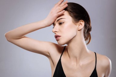 Zarif Bayan ona makyaj gösteren