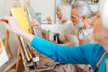 Resim Studio vakit üç konsantre sanatçı