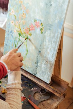 Yakın up adamın ve kadının eller birlikte boyama