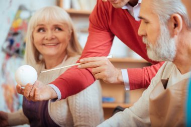 Resim Okulu top gösteren sanatçı el yakın çekim.