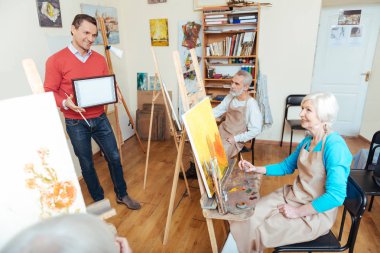 Genç adam gösteren diploma