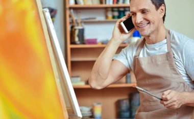Cep telefonu boyama Studio'yu kullanarak memnun sanatçı