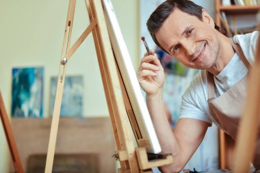 Mutlu sanatçı resim studio gülümseyen.