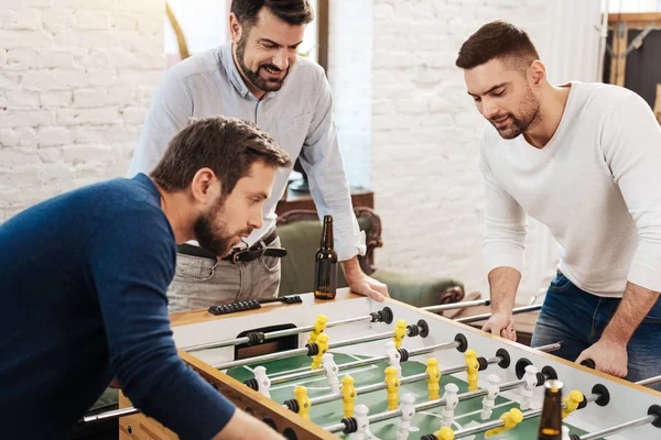 Blij bebaarde man kijken naar het spel — Stockfoto