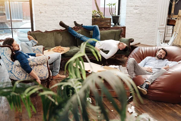 Hübsche attraktive Männer schlafen im Wohnzimmer — Stockfoto