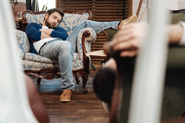 Koltukta uyuyan yakışıklı sakallı adam — Stok fotoğraf
