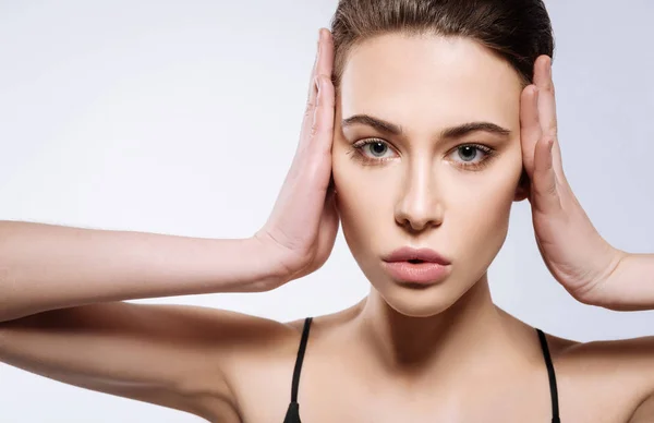 Mujer magnética trabajando en una sesión de fotos de belleza — Foto de Stock