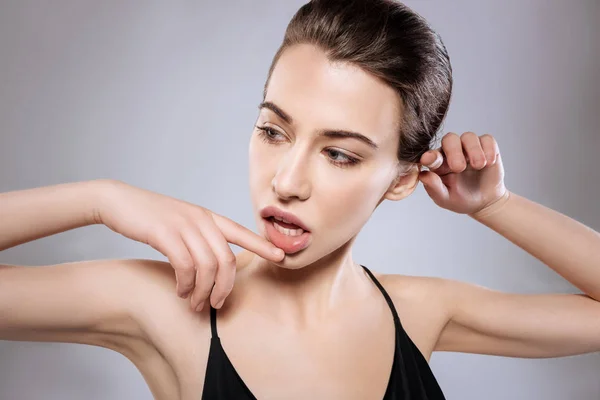 Mujer seductora trabajando en un nuevo conjunto de poses — Foto de Stock