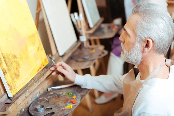 Artista anciano pintando en clase — Foto de Stock