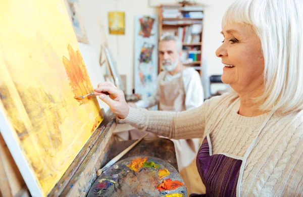 Artista feminina trabalhando na aula de pintura — Fotografia de Stock