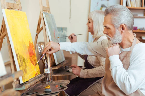 Colegas encantadas dibujando en clase de pintura —  Fotos de Stock