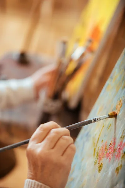 Primer plano de artistas pintando a mano con pincel — Foto de Stock