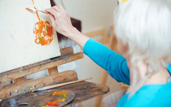 Женщина-художник рисует картину шпаклевочным ножом . — стоковое фото